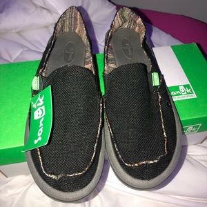 NWT black Sanuks